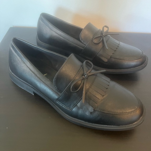 Women’s Size 10 Black Tassel Loafers - Picture 1 of 8